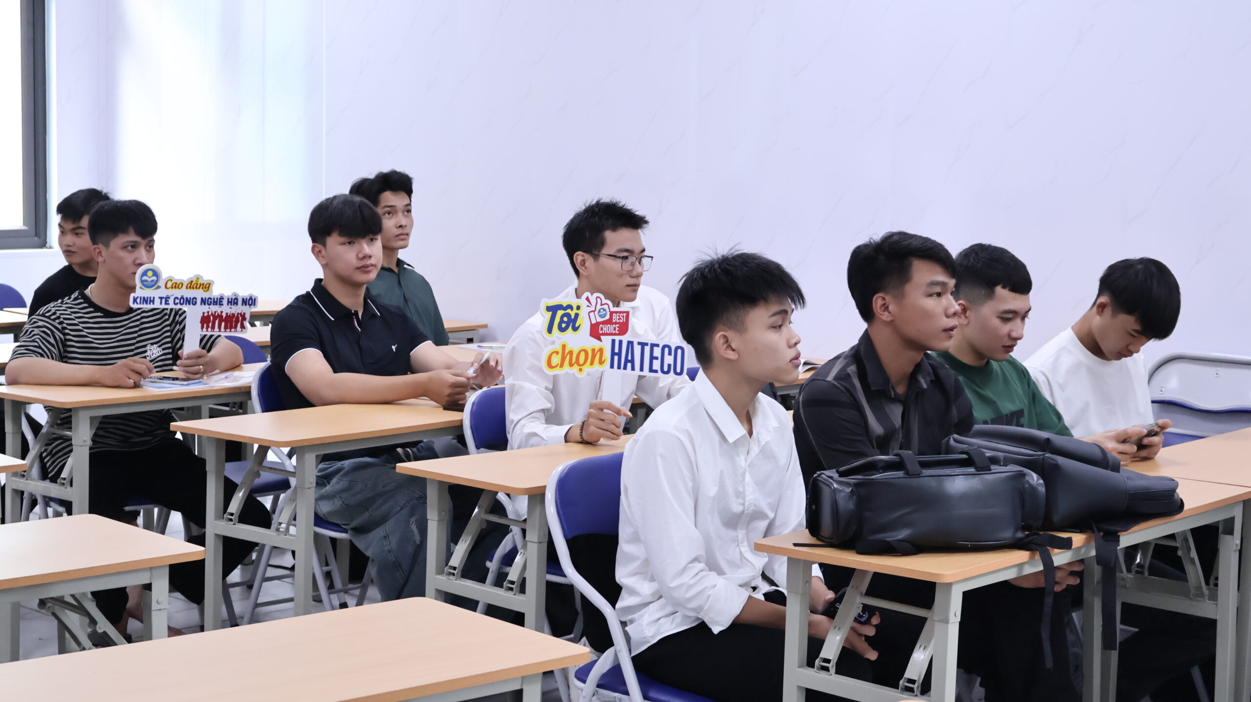 MỘT SỐ HÌNH ẢNH RỘN RÀNG TRONG NGÀY NHẬP HỌC TẠI TRƯỜNG CAO ĐẲNG KINH TẾ CÔNG NGHỆ HÀ NỘI